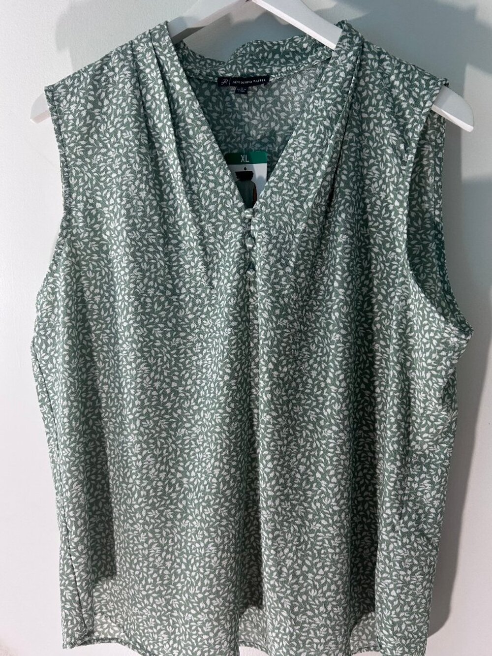 Adrianna Papell NWT Green Floral Print Sleeveless Blouse XL V Neck Button Detail